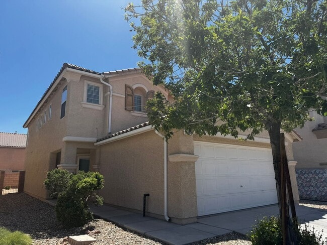 Building Photo - Executive Living Don't Miss Out 4 bdrm
