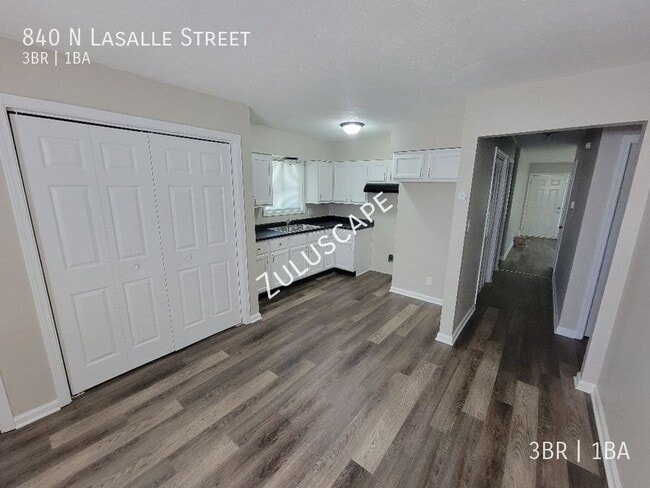 Photo - 840 Lasalle St