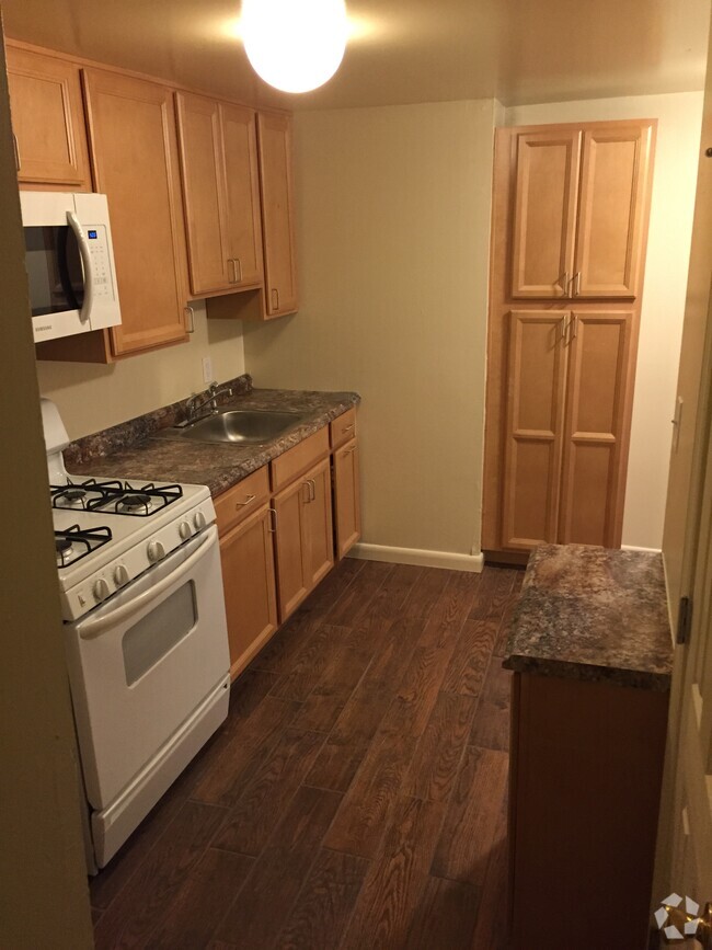 Kitchen with large pantry - 1910 Sulgrave Ave Rental