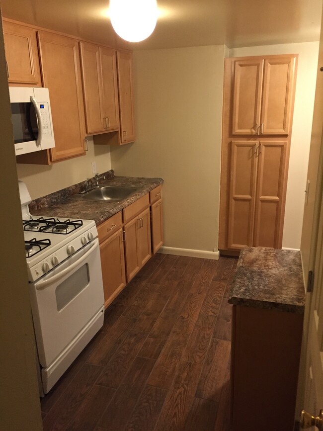 Kitchen with large pantry - 1910 Sulgrave Ave Apartments