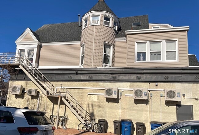 Building Photo - 771 Orange St Unit 3rd Floor