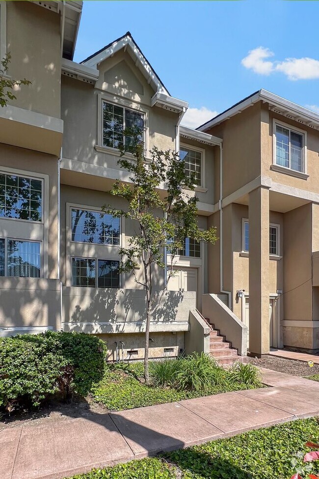 Building Photo - 3 bedroom 2.5 bath townhome with multiple ...
