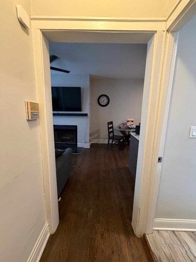 Photo - 631 W Roscoe St