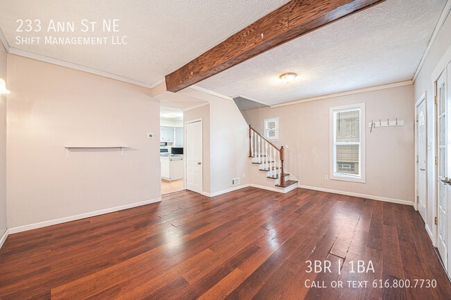 Photo - 233 Ann St NE