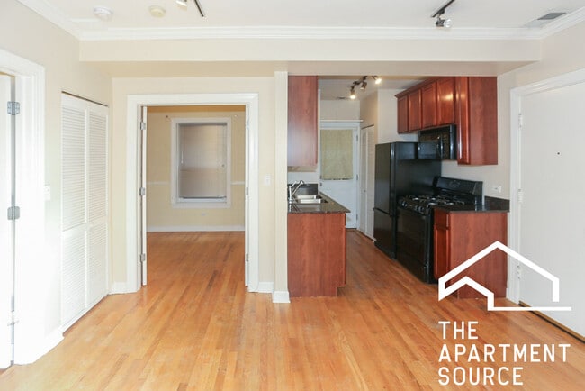 Building Photo - 624 W Roscoe St Unit 1N