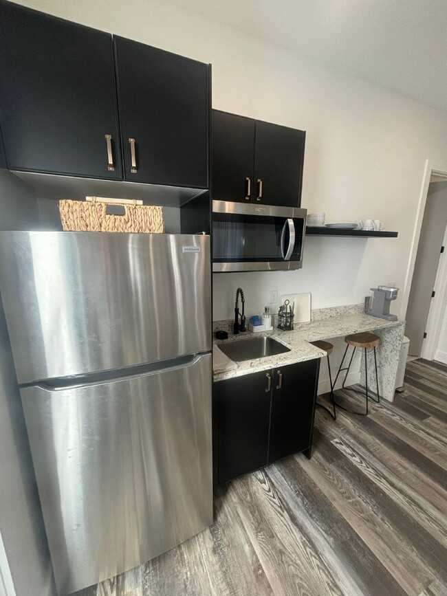 Photo - 1Bd/1Ba in the HEART of Midtown! FULLY FURNISHED! Perfect for travelling Nurses or Students! Unit B