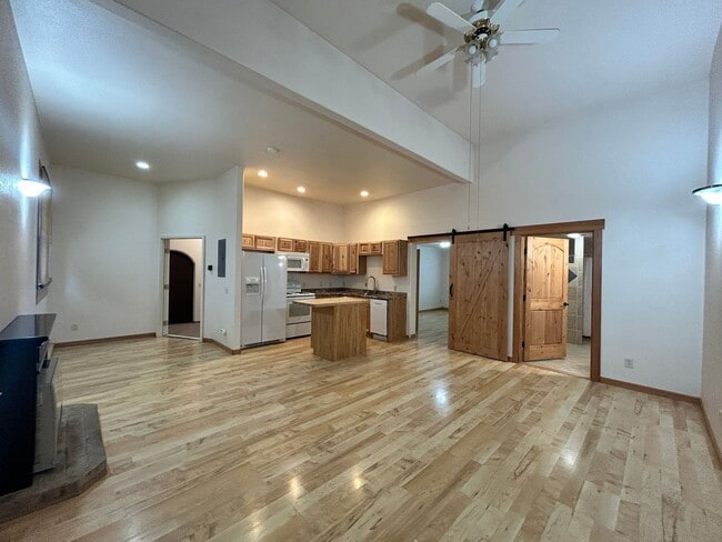 Photo - 2 bed 1 bath Duplex in South Hamilton with Large Shop