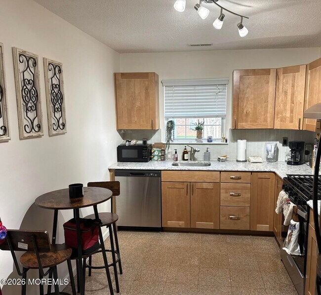 Photo - 180 Tulip Ln