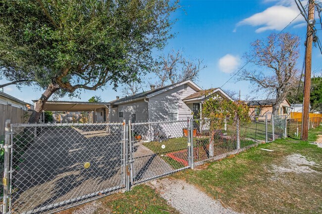 Photo - 705 Center St