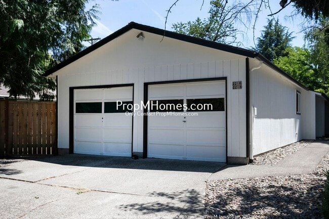 Building Photo - Updated Two Bedroom Duplex in Sellwood - Garage Included!
