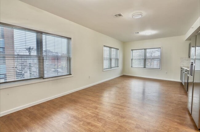 Photo - 143 Zabriskie St