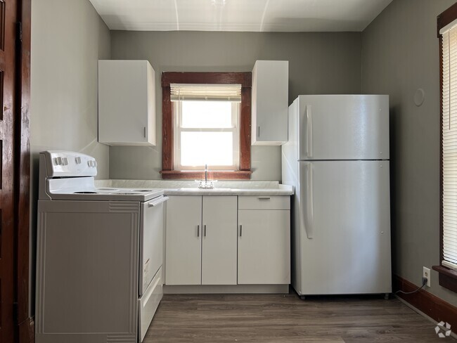 Building Photo - 117 E 8th St Unit .5 Rental