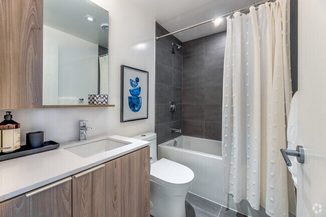 2BR, 2BA - 783SF - Bathroom - The Corner On Broadway
