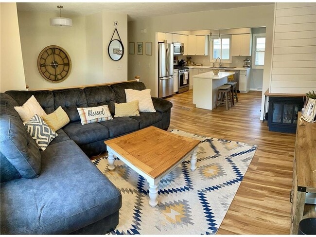 Photo - 901 Summer St NE