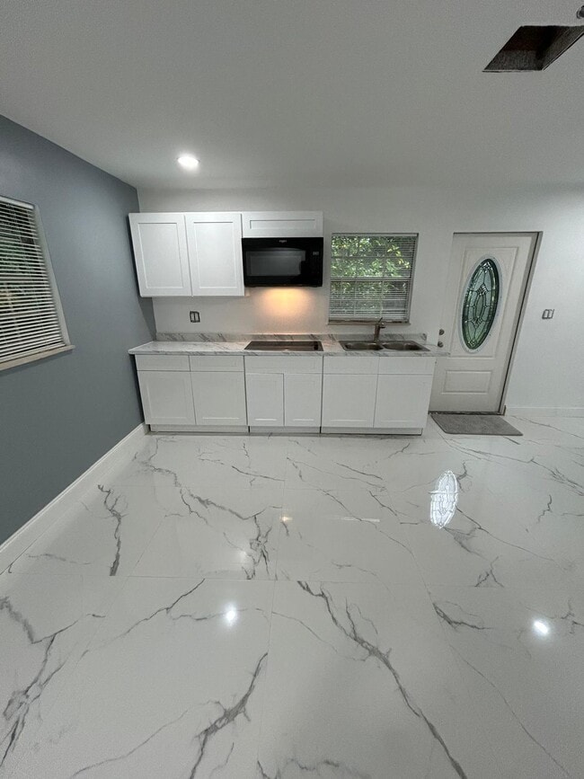 Photo - 935 34th Ave Apartment