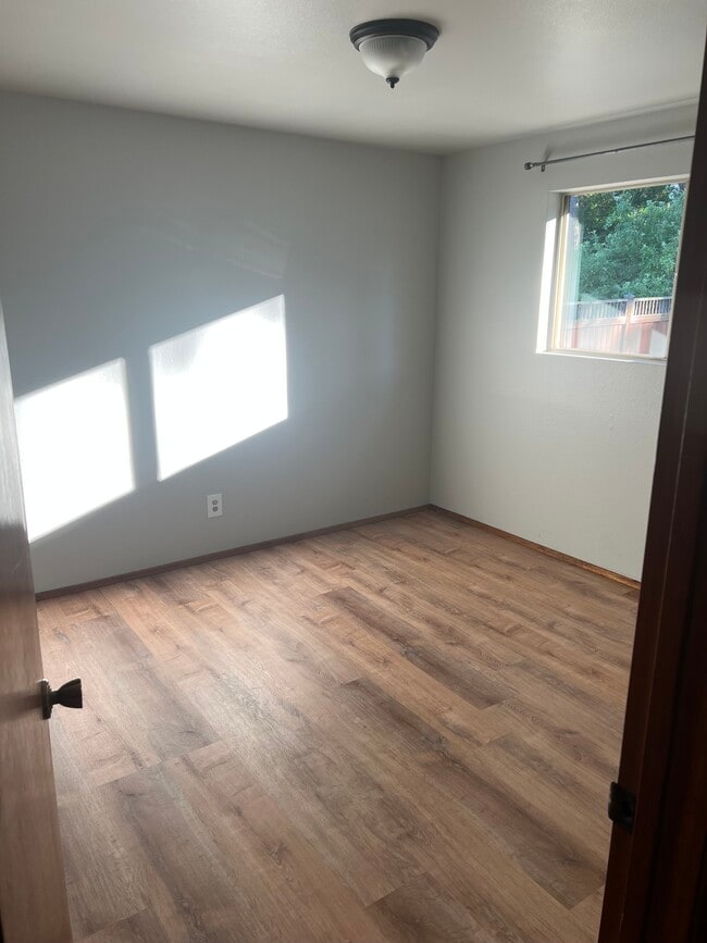 Photo - 899 Cathlamet Dr
