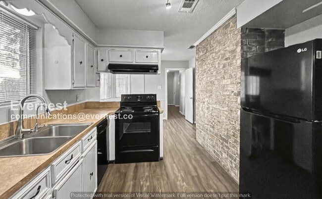 Photo - 4 Bed/2.5 Bath Home with Detached Garage / Pet-Friendly / Available Now!