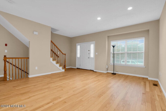 Photo - 87 Richmond Ct S