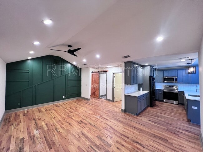 Photo - 334 Dargan Pl SW