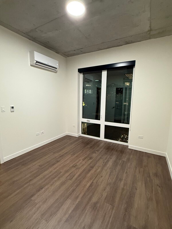 359 W Chicago Ave
