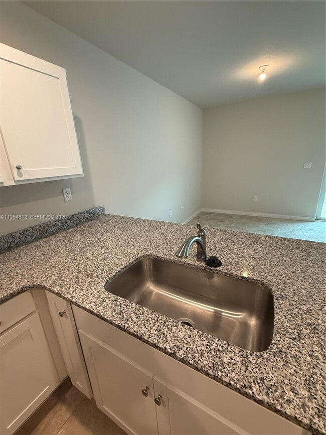 Photo - 585 NW 11th St