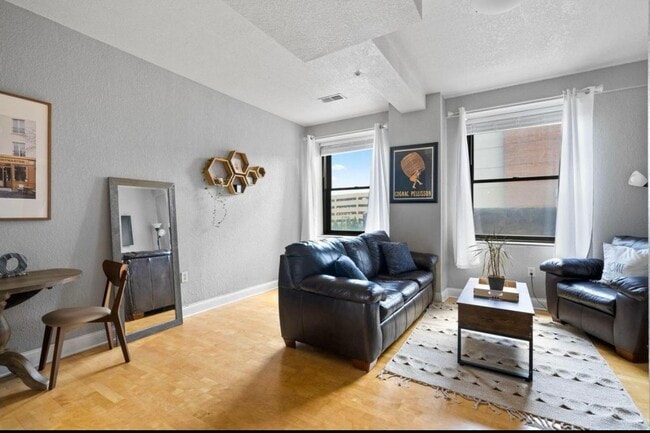 Building Photo - 606 W Wisconsin Ave Unit 301 Rental