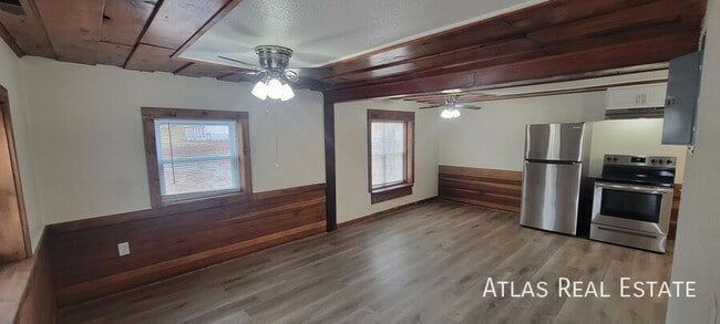 Building Photo - 517 S 81 St