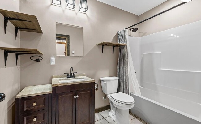 Photo - 1589 Racine Ave S