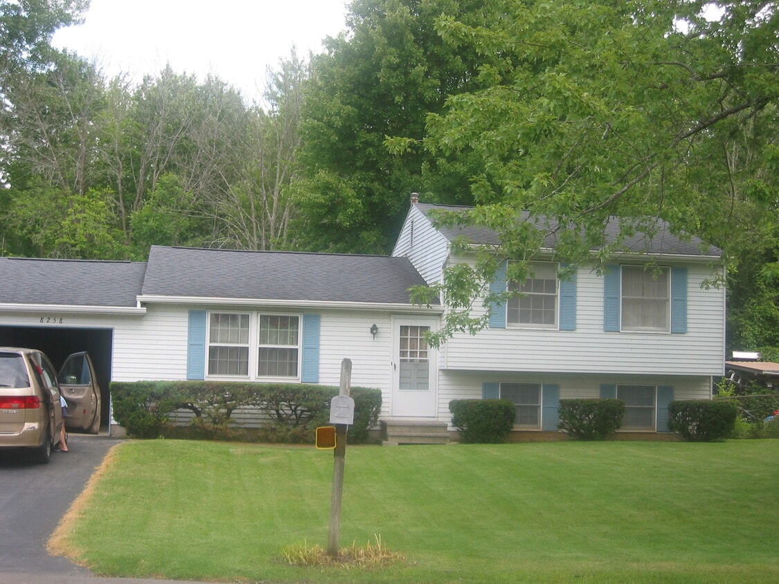 Photo - 8258 Larkspur Dr (Baldwinsville, NY)