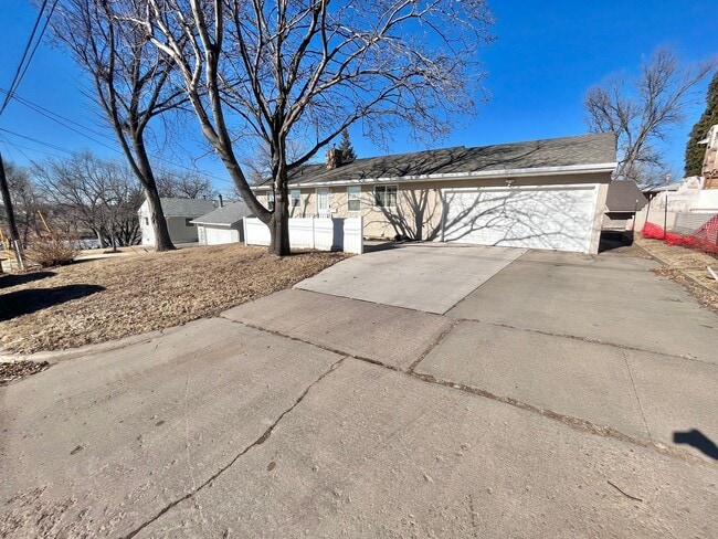 Photo - 3 Bed/2 Bath Lakefront Rental Home in Sioux Falls!