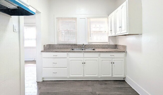 Photo - 435 W 4th St