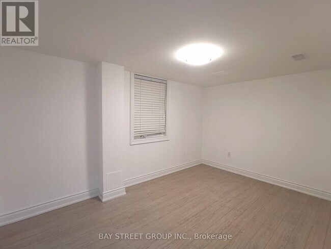 Photo - 267 Bathurst Glen Dr
