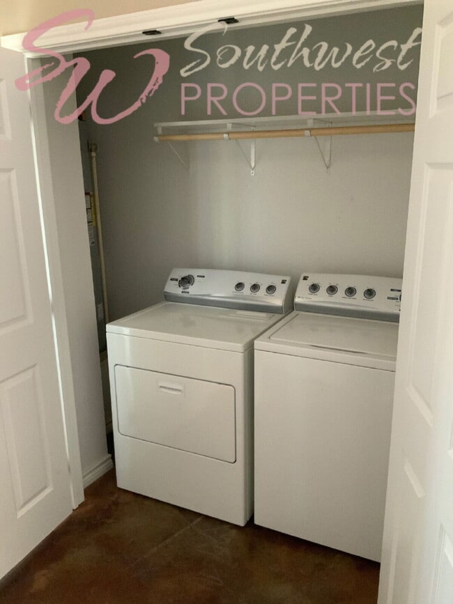 Photo - Stylish 2 Bedroom Townhouse | End Unit! | Walk to Campus Unidad 101