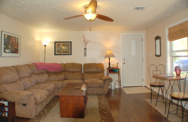 Photo - Cute 2 bed / 1 bath house just 1.4 miles from UA and downtown.