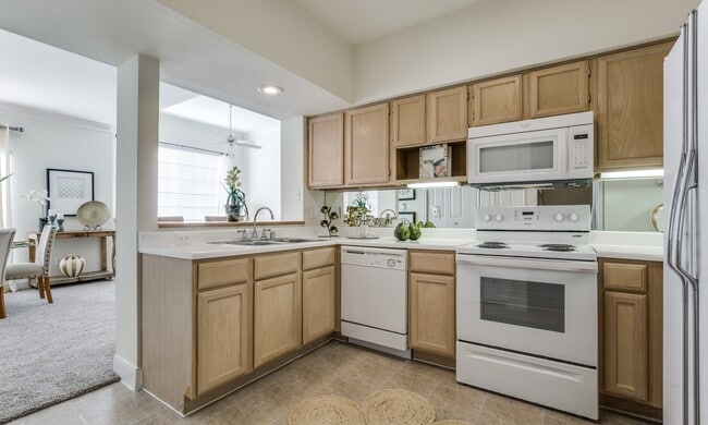 Building Photo - Pampered Lifestyle Just Minutes from Clear... Unit LPS