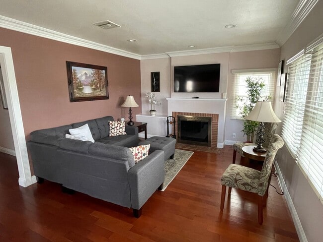 Building Photo - 2019 N Maple St