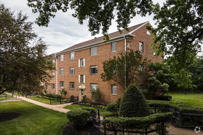 Photo - Hillwood Manor Apartments