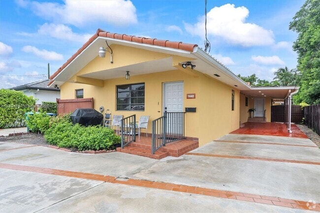 Building Photo - 6534 SW 27th St Rental