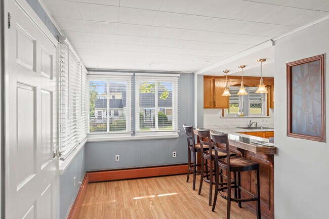 Photo - 518 Quaker Ln S