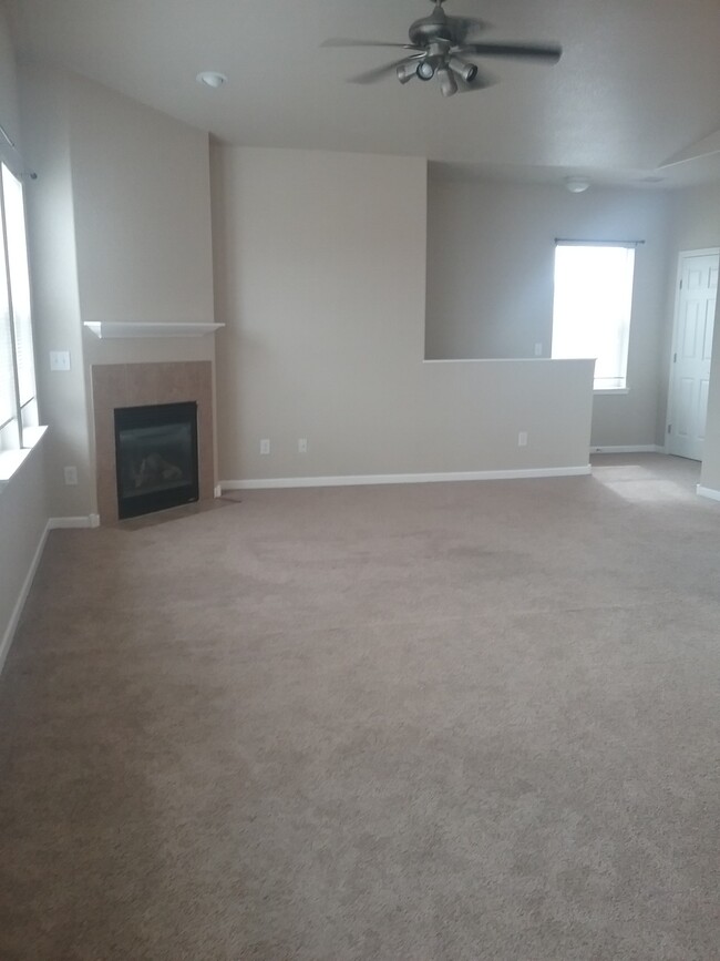 17x13 vaulted living room with FP - 2432 Owens Ave Unidad 2432 OWENS AVE  203 Rental