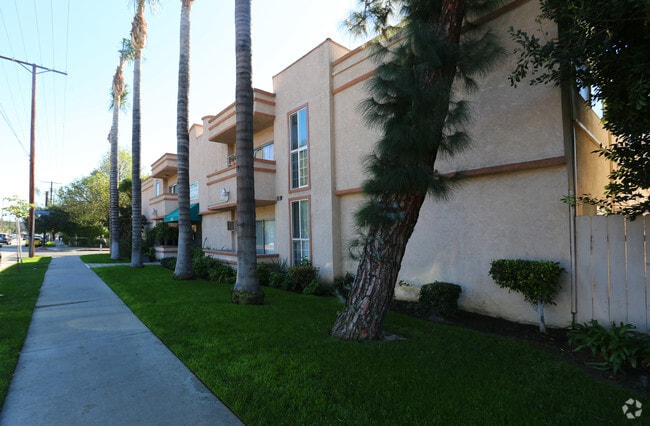 Photo - Courtyard Apartments Unidad 18