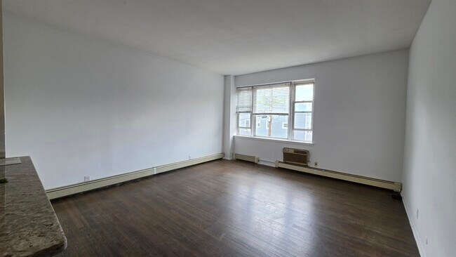 Building Photo - 139 Poplar St Unit 2