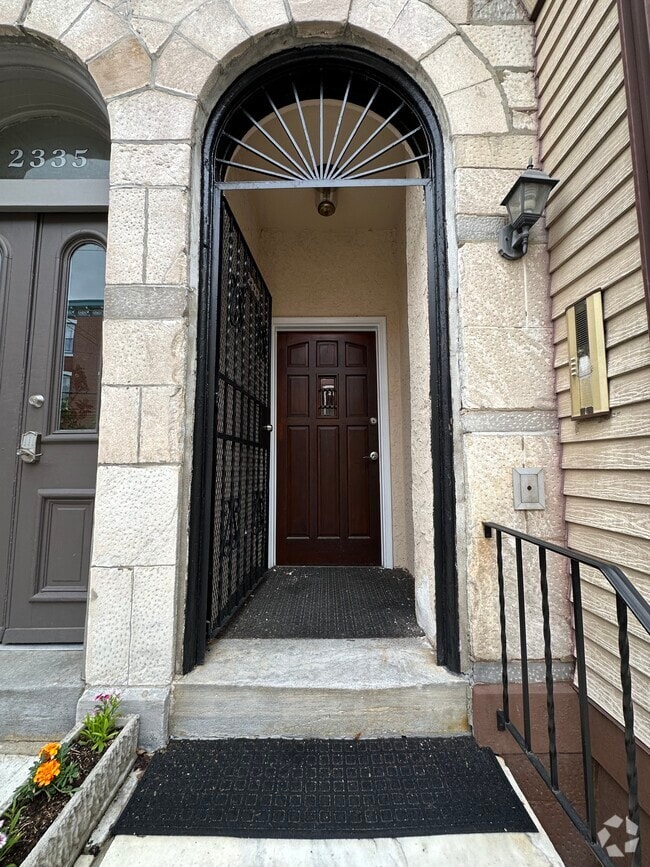 Building Photo - 2333 Catharine St Rental