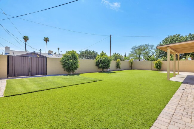 Photo - Tempe 6-Bedroom Home Featuring Large Turf Yard & Ideal Location