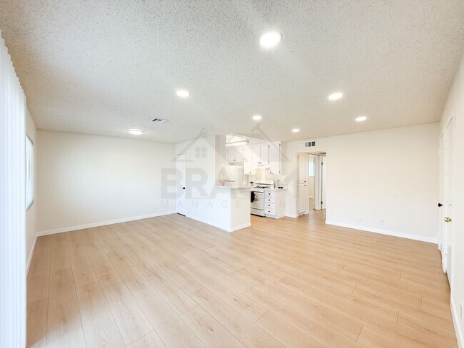 14801 Delano St Unidad 8