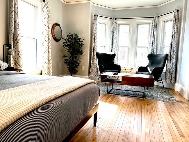 Studio Living Space - 283 Union St