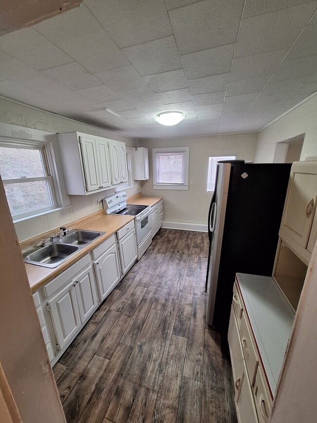 Building Photo - 5771 Seneca Trail S