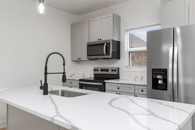 Photo - 619 N Main St