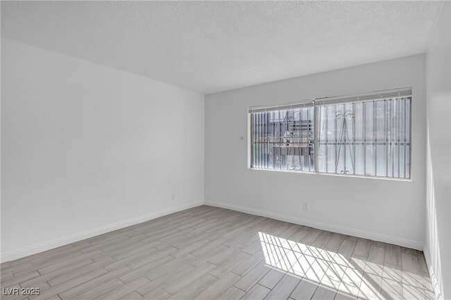 Building Photo - 1405 E Vegas Valley Dr Unit 281