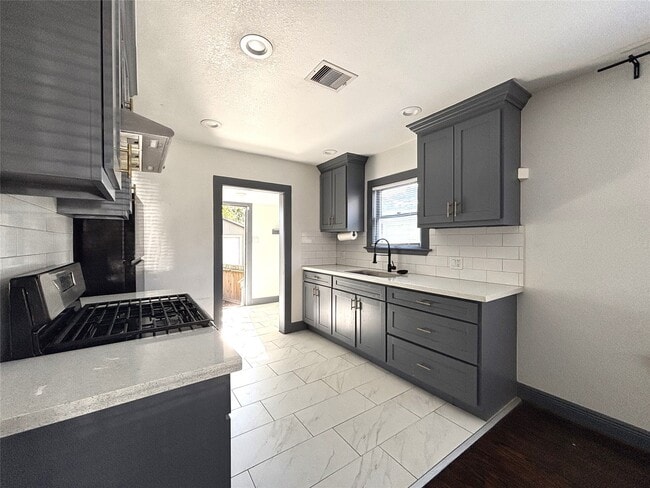 Photo - 806 Caplin St